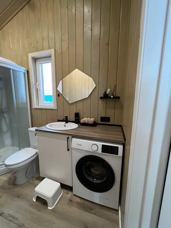 Уютный дом у реки недалеко от города с настоящим дровяным камином