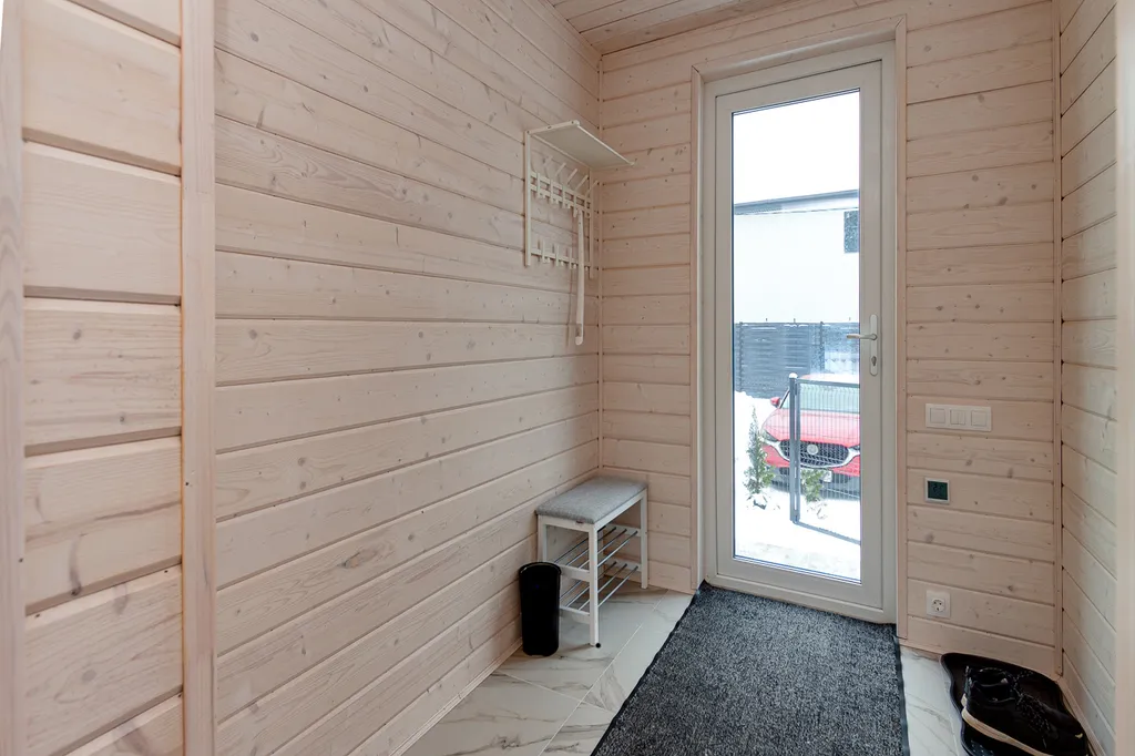 Уютный дом с панорамными окнами и видом на лес