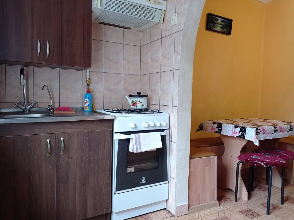 Небольшая, очень светлая и летом с приятной прохладой квартира