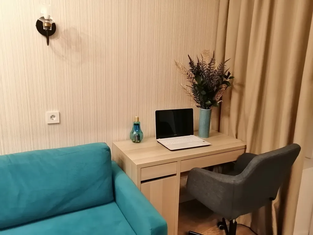 Студия с видом на город