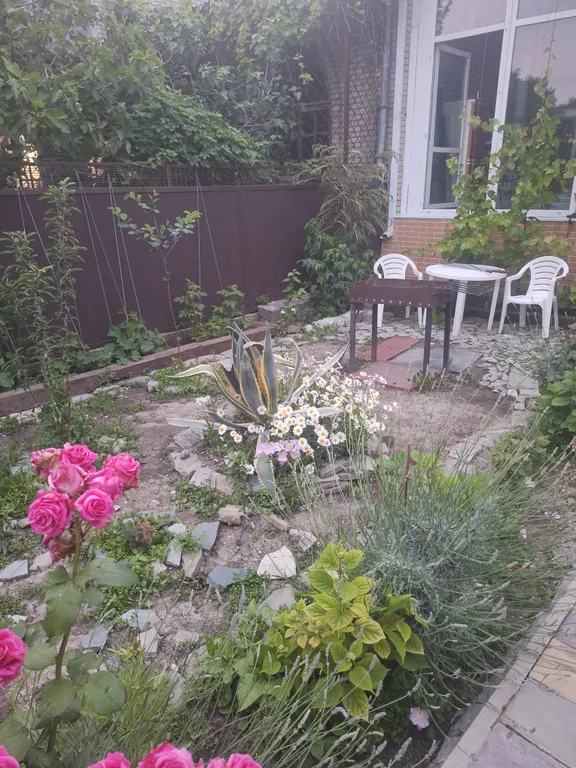 Коттедж Дом в центре города с парковкой и мангальной зоной — Геленджик