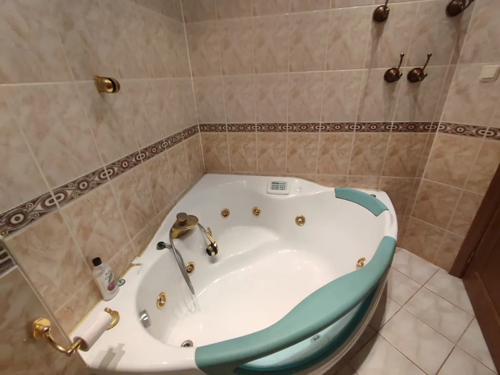 Квартира Шикарная меблированная комната в готическом замке в центре Москвы — Москва