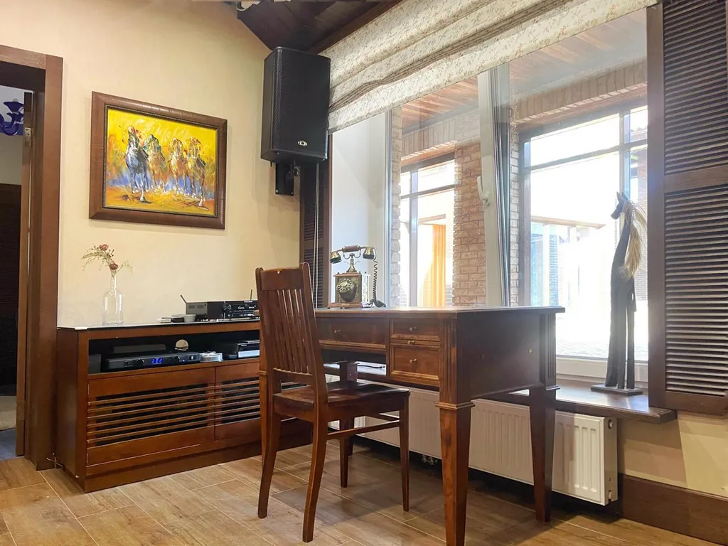 Уютный коттедж в городе со своим озером на территории