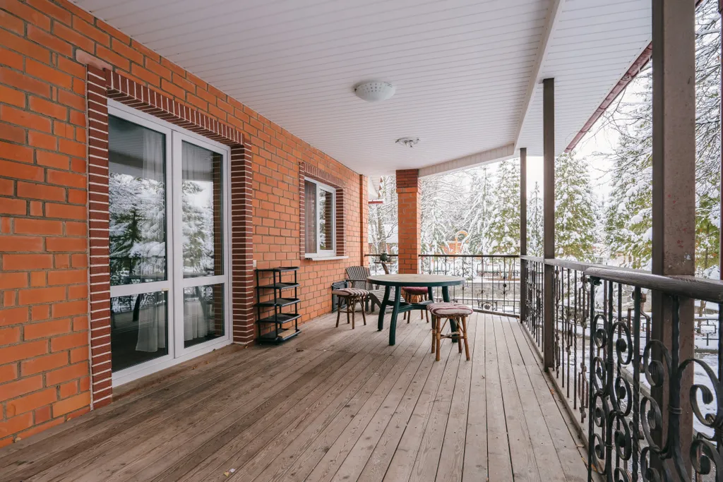 Дом на пруду с камином и караоке