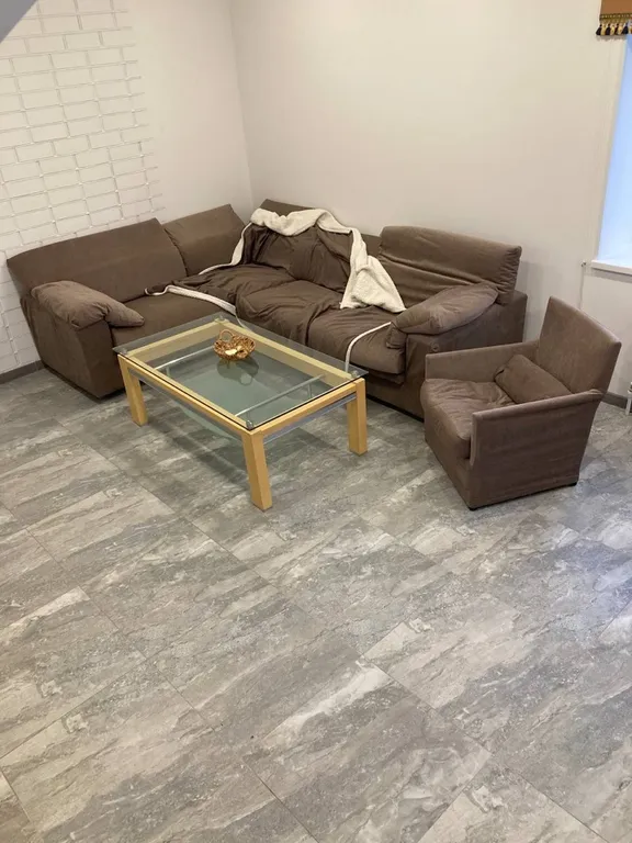 Дом в два этажа с двумя спальнями и гостиной, летний бассейн, баня