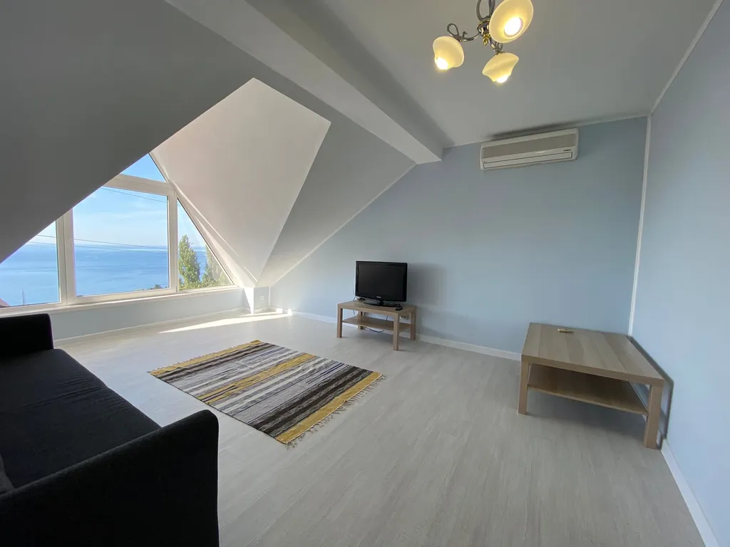 Вилла в сосновом бору с бассейном и видом на море и горы