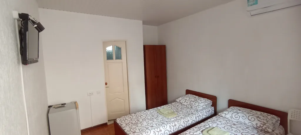 Уютный номер на первом этаже в маленьком гостевом доме с бассейном