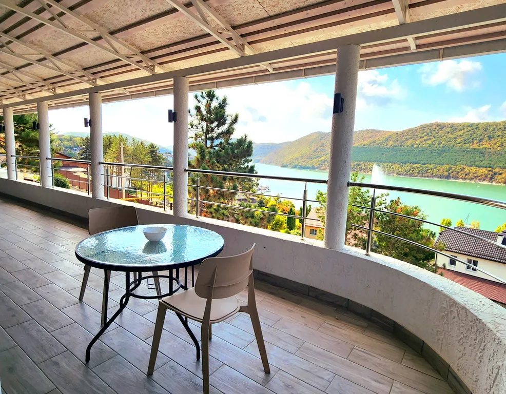 Комфортный номер с террасой и с видом на озеро