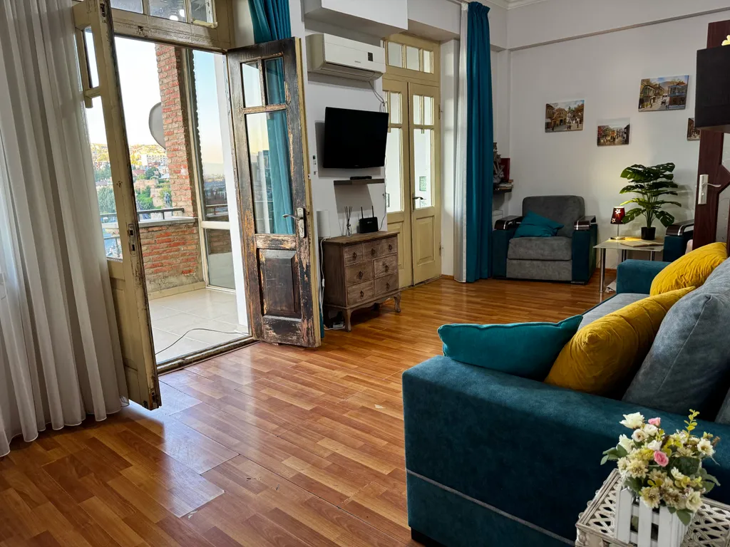 Трёхкомнатные апартаменты в Старом городе с видом на весь Тбилиси