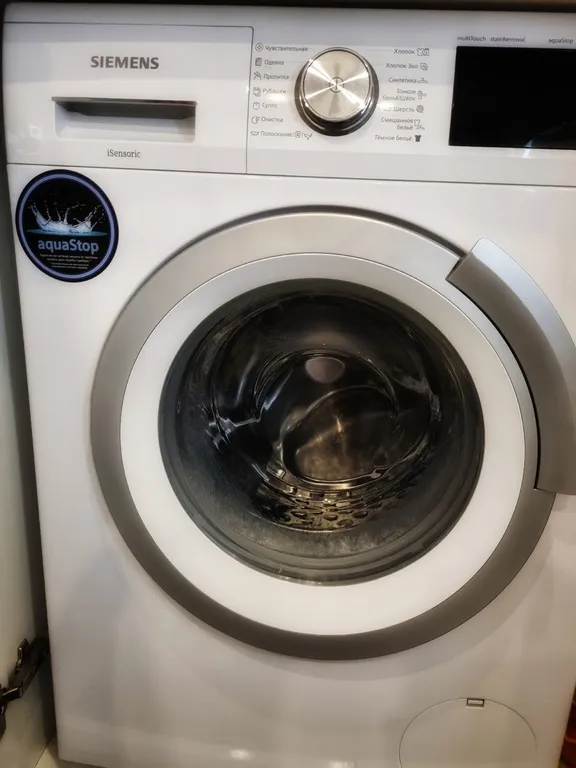 Уютный уголок около лесного озера