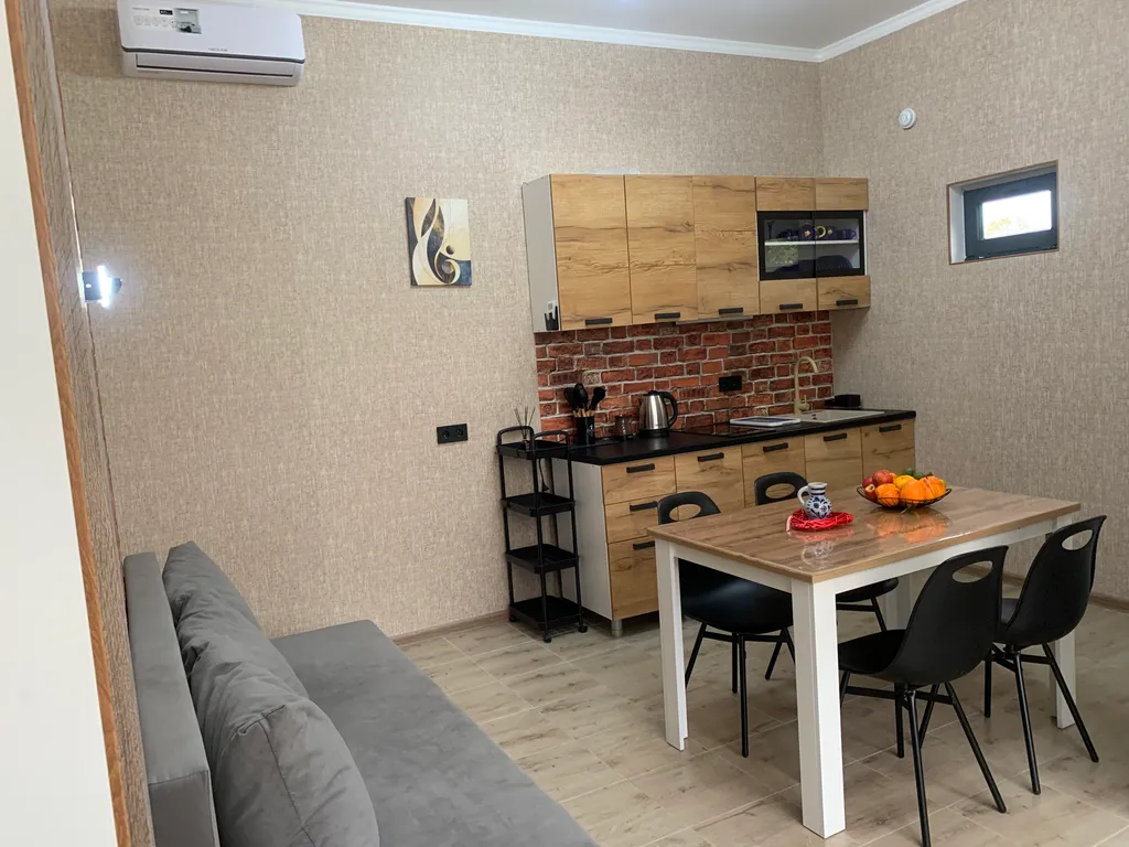 Комфортабельный дом с бассейном с видом на горы