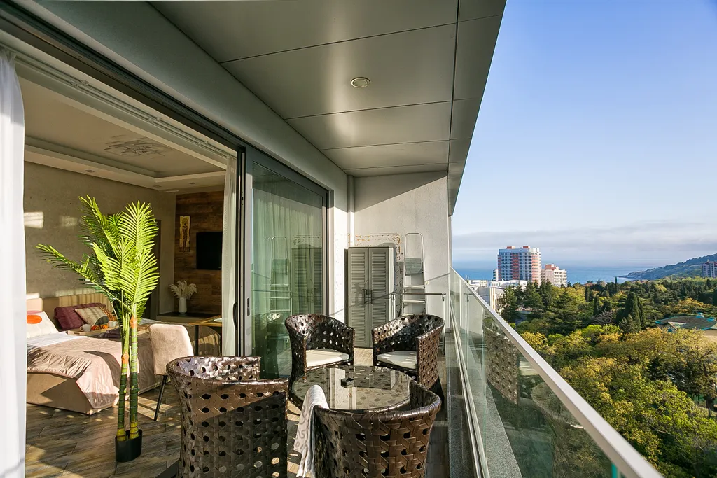 Студия терраса вид на горы и частично на море в приморском парке