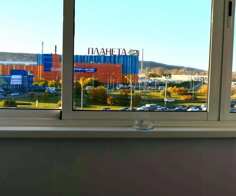 Студия с видом на ТЦ Планета