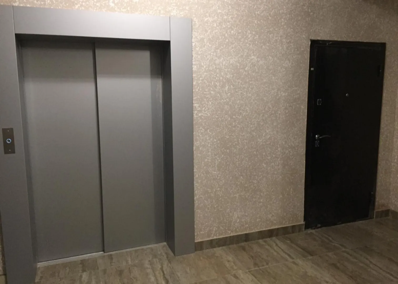 Дом с закрытой парковкой