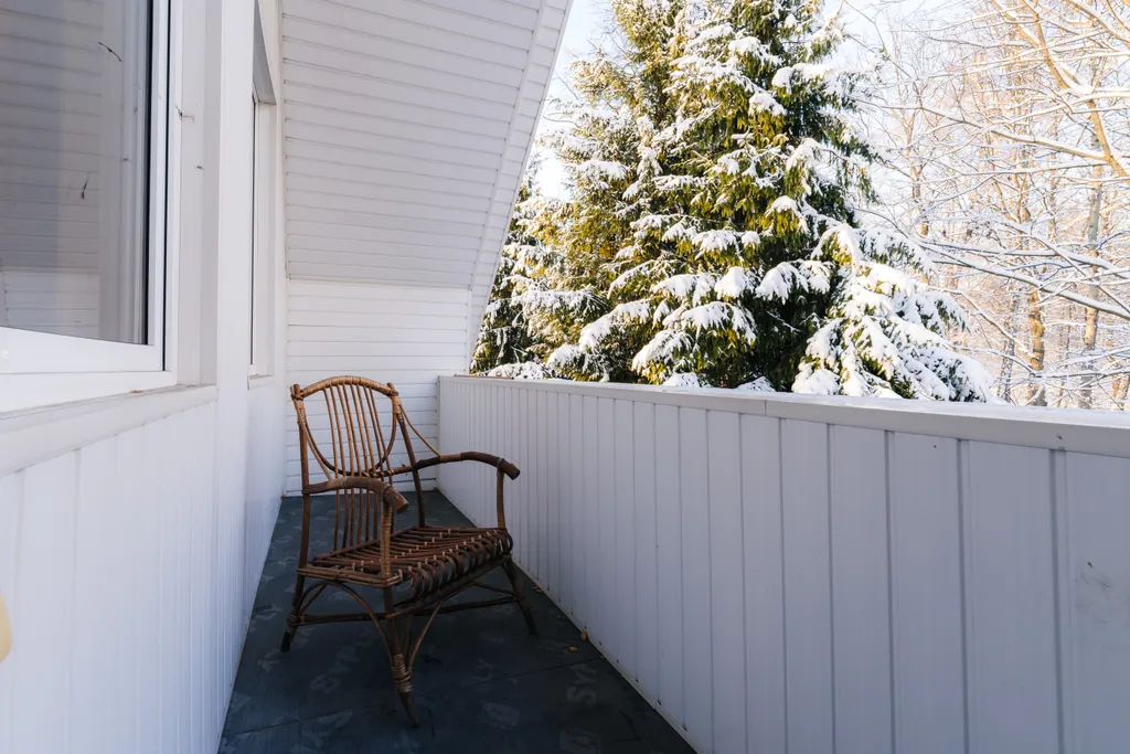 Дом на пруду с камином и караоке