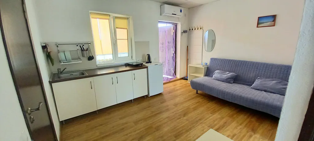 Две спальни, кухня с диваном, балкон