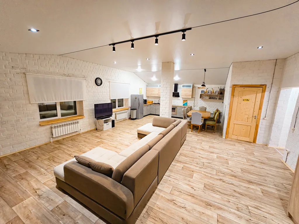 Просторный дом с баней и настольным теннисом в городе