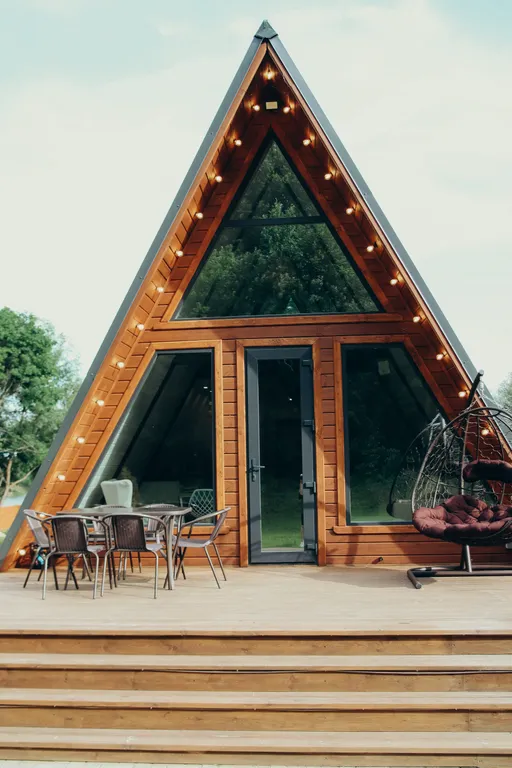 Треугольный дом на берегу озера