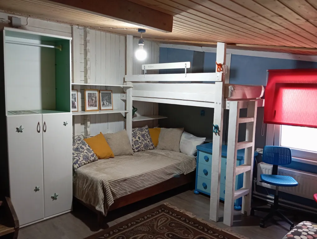 Дом с баней, бассейном и беседкой