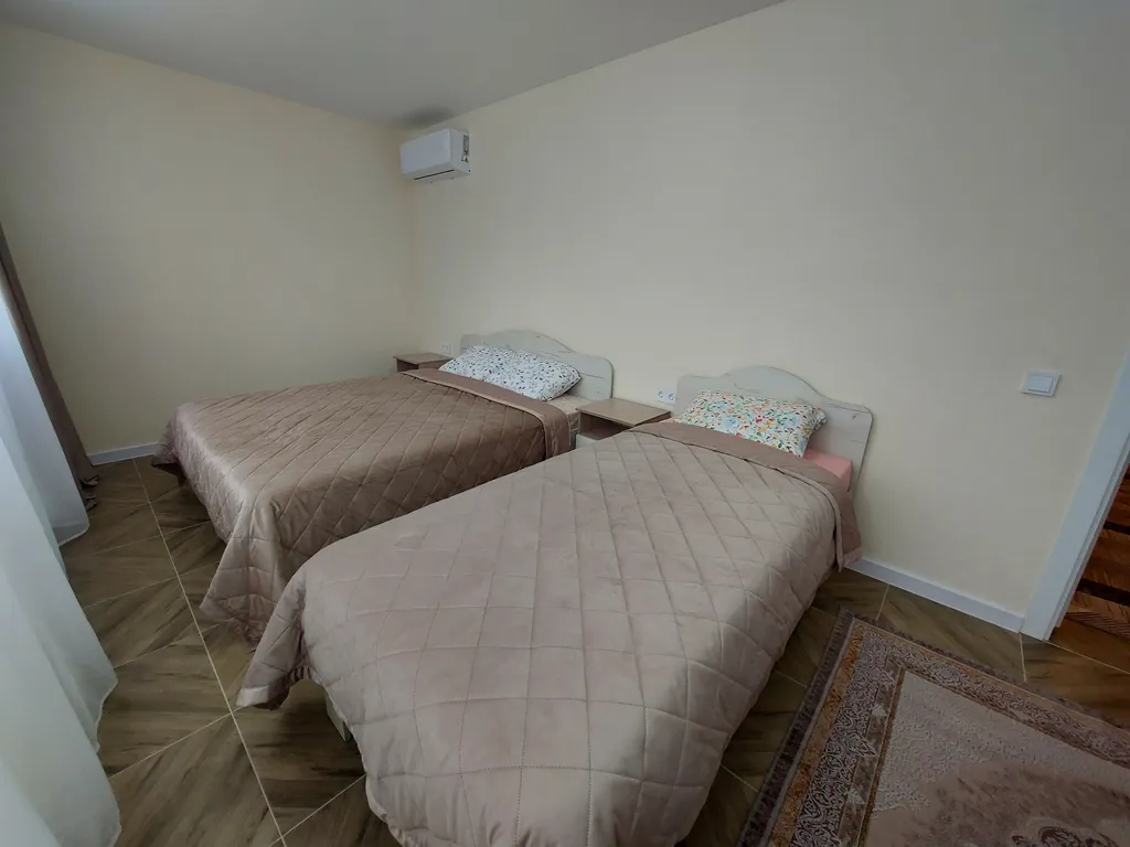 Благоустроенная двухкомнатная квартира рядом с монастырем