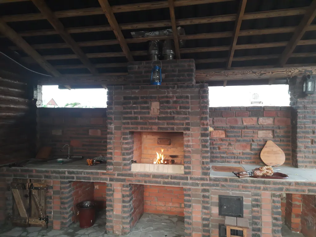 Сруб большой возле большого бассейна