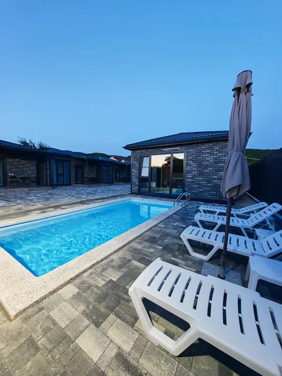 Уютный домик с бассейном среди гор недалеко от моря