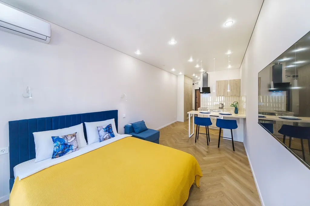 Дизайнерская светлая студия для 3 человек