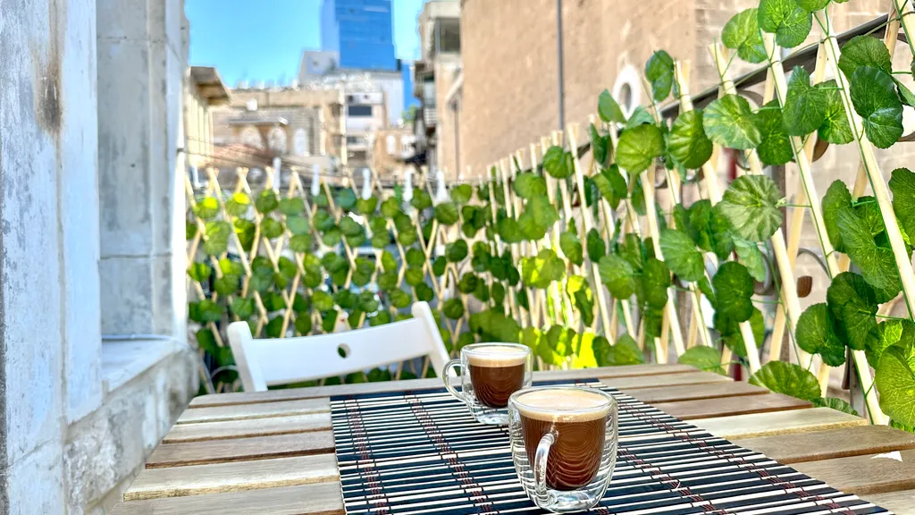 Крутые апартаменты с балконом рядом с Парижской площадью