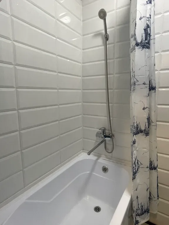 Двухкомнатная квартира с собственной террасой в неосоветском стиле