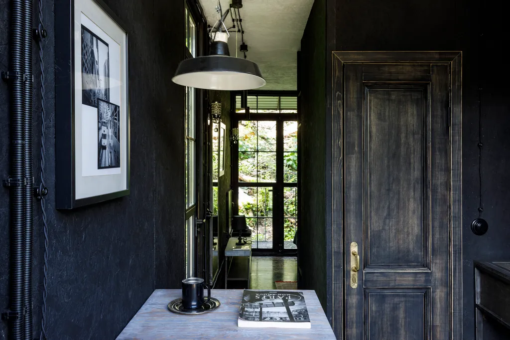 Домик на лесном склоне с видом на горы