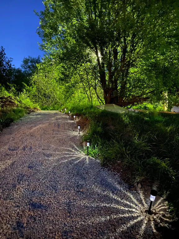 Smaland Musta House на берегу реки