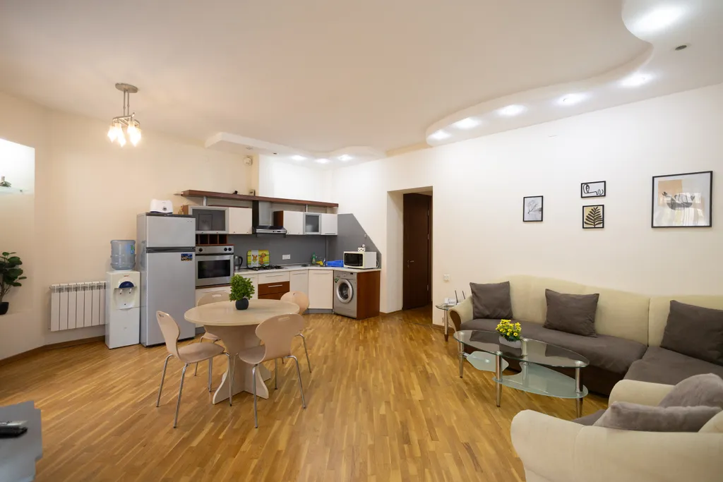 Квартира с видом на улицу Низами, Торговая