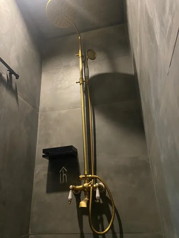 Архитектурный дом A-freim с безграничным окружением природы и речки