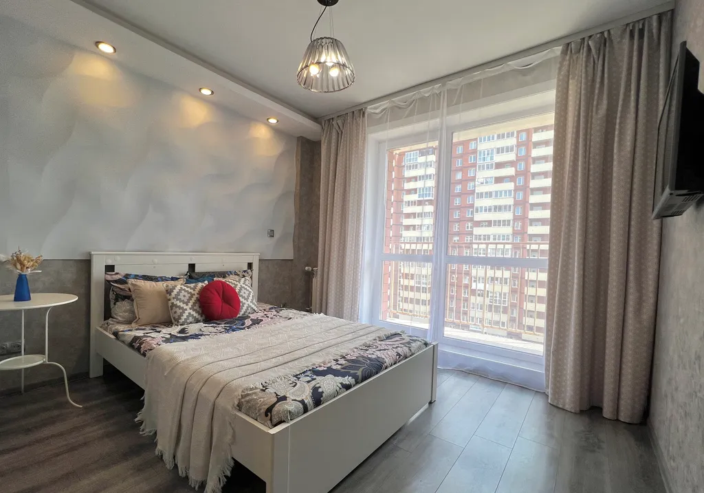 Студия на двоих у Аэропорта с панорамным окном