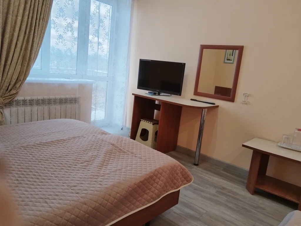 Квартира Квартира Трехместный номер с балконом в гостевом доме "Легенда" с бассейном. — Анапа