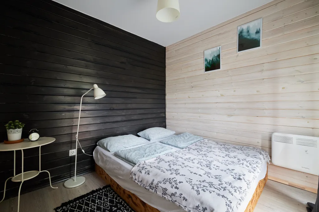 Дом в лесу рядом с озером