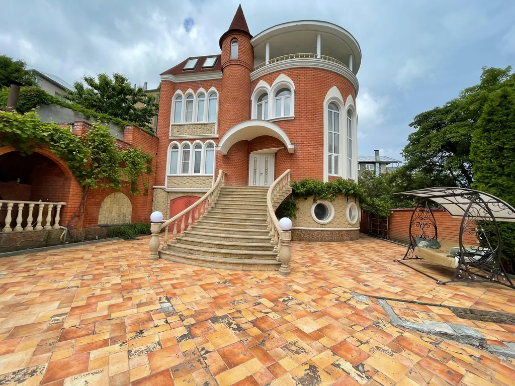 Уникальный, уютный, большой семейный дом. С видом на город