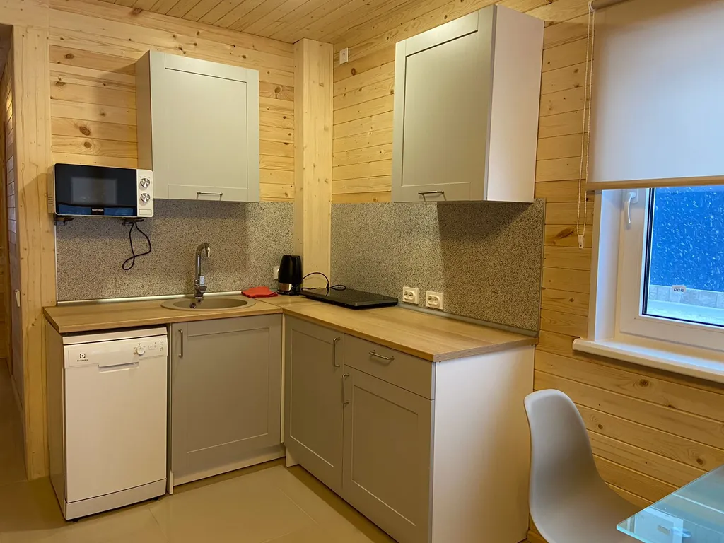 Коттедж 4+2 с сауной на берегу медного озера