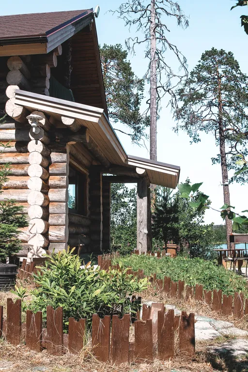 Дом у озера из натурального дерева