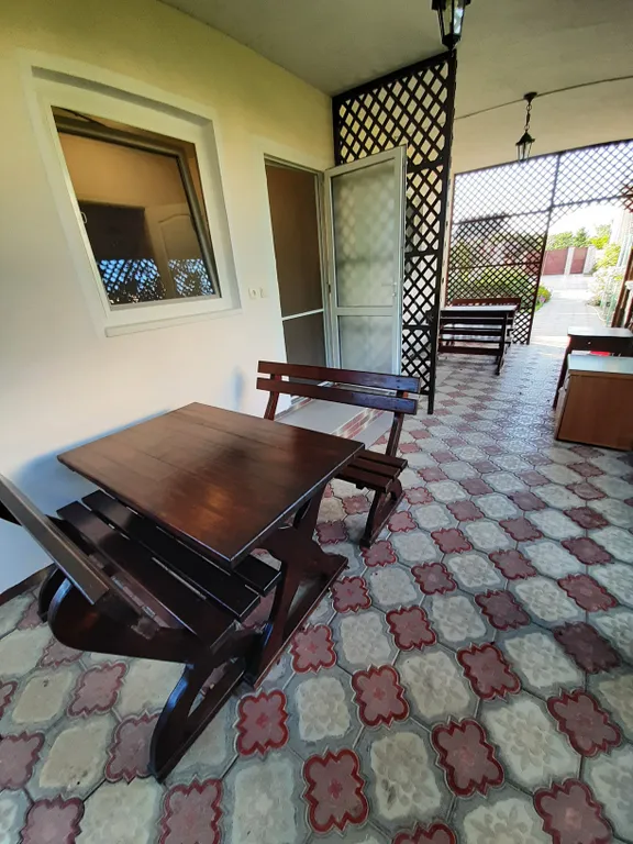 Уютная комната с кухней и беседкой  в частном доме