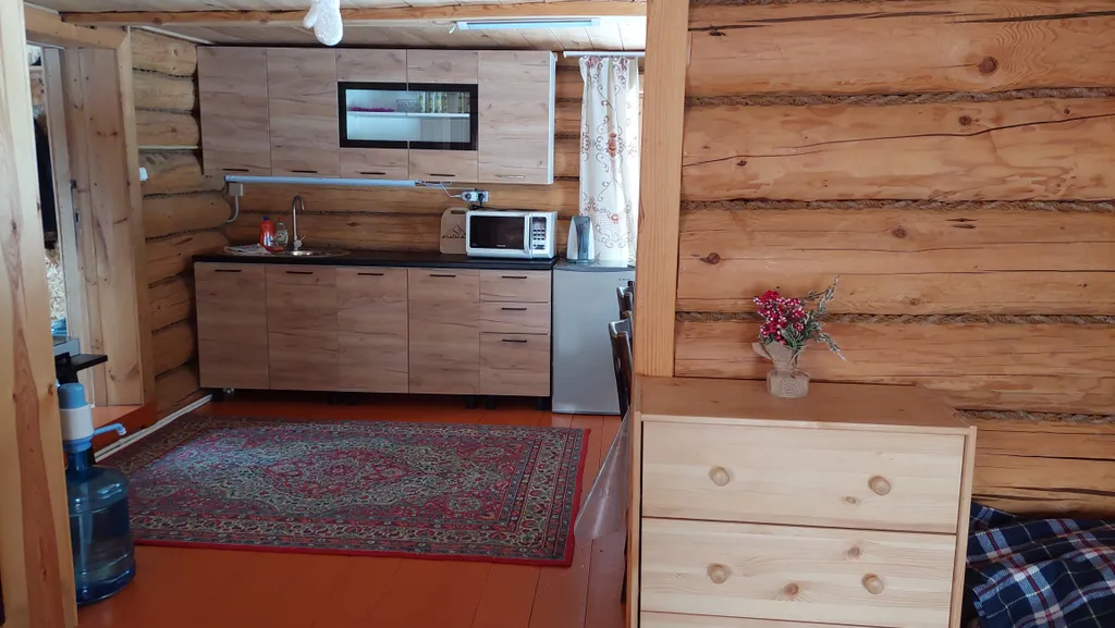 Домик в окружении гор