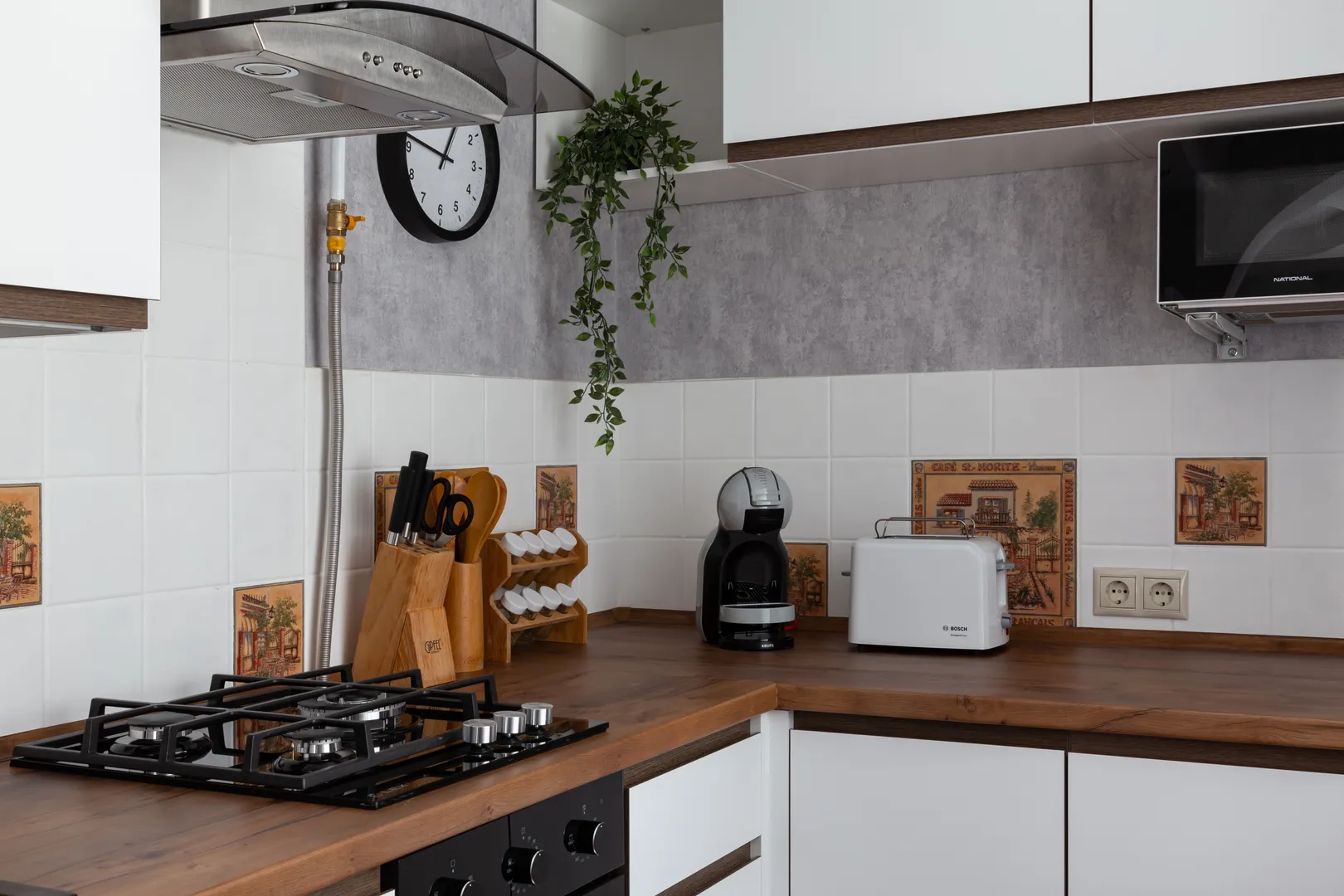 Оборудованная кухня: газовая плита и духовой шкаф, кофемашина с бесплатными капсулами, тостер и микроволновая печь