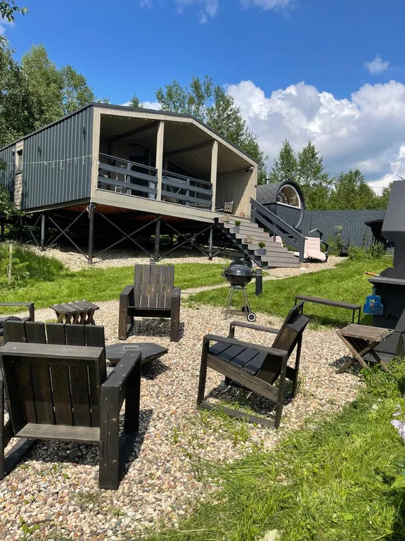 Дом на холме у леса