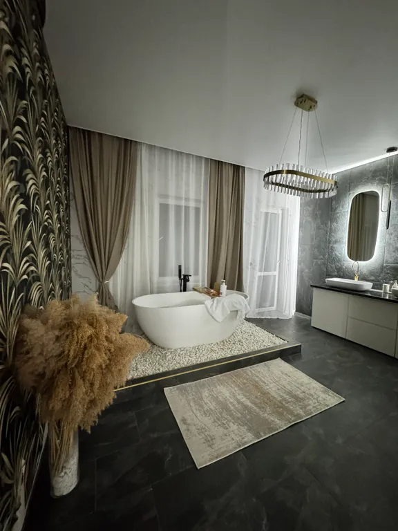 Коттедж Просторный тёплый дом с верандой и гриль столом — Елизаветинская