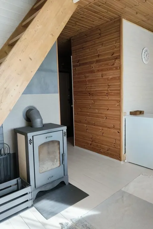 Дом в тихой деревне у озера