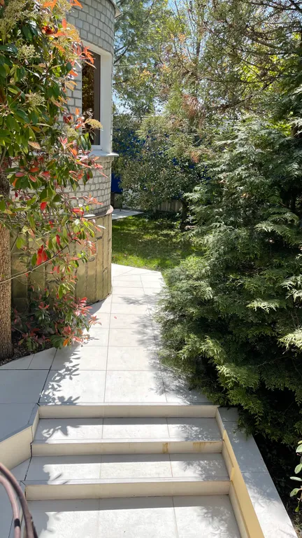 Дом и море через дорогу