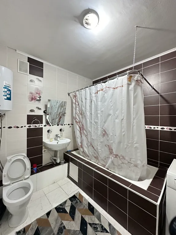 Просторная рядом с рекой и лесом