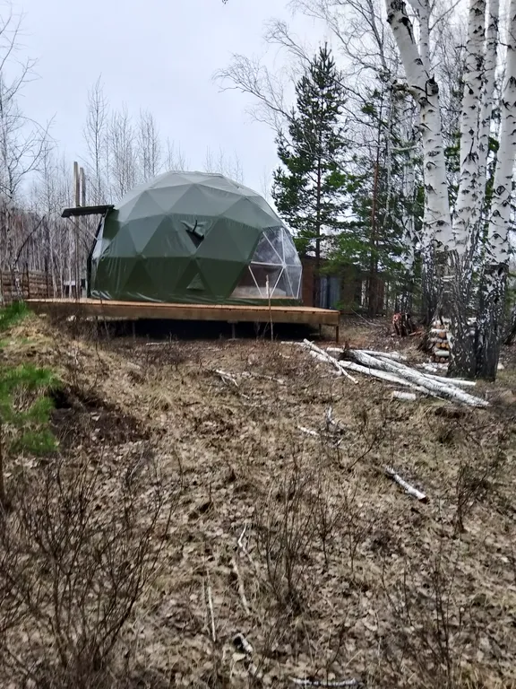 Гео купол в лесу на берегу озера Увильды