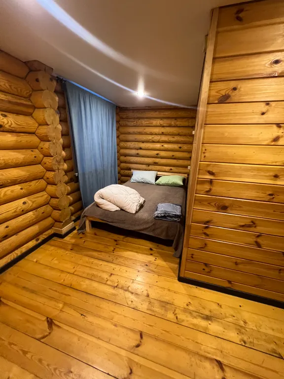 Деревянный дом с бассейном