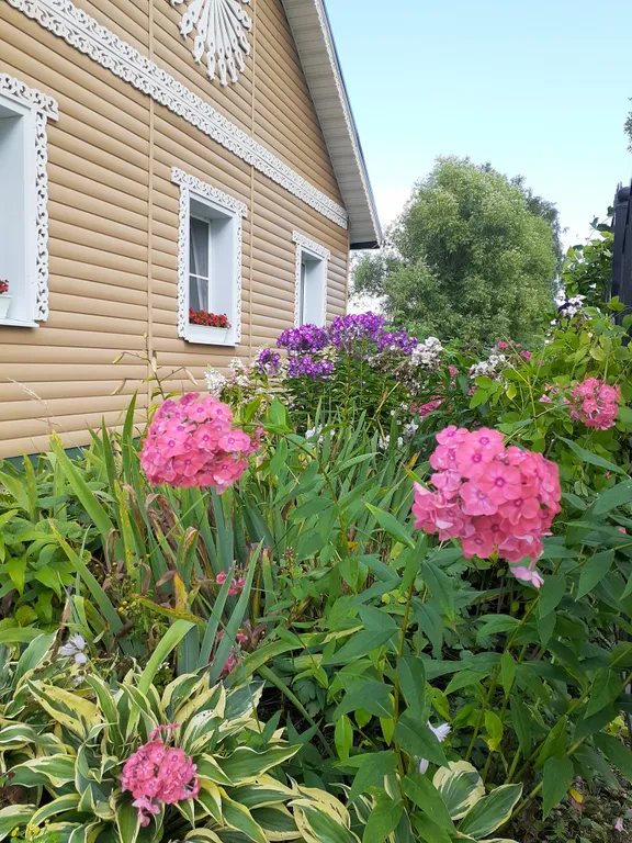 Уютный домик в деревне с верандой